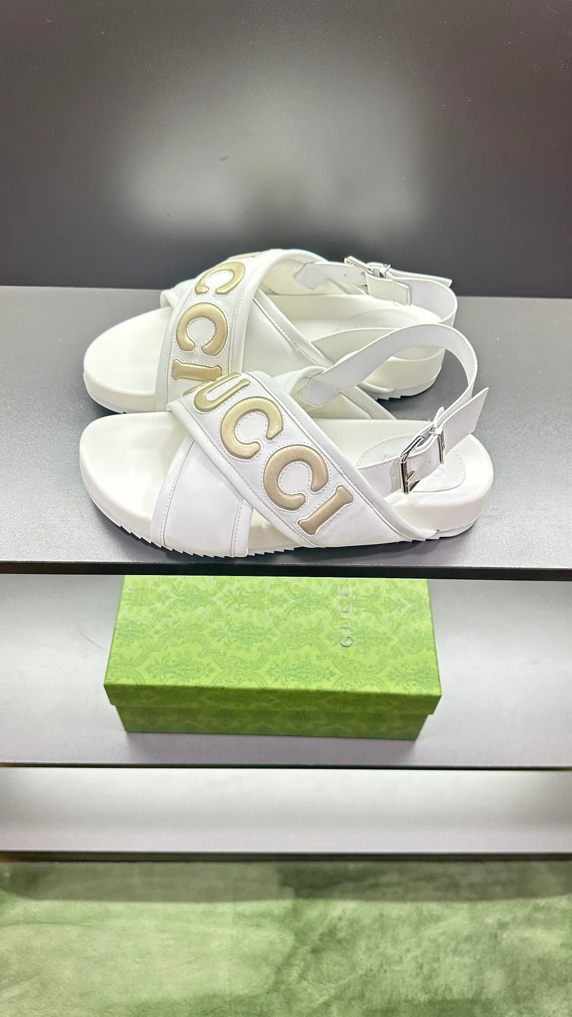 [G Family Couple Style] P: 320💰Female size 36~40 Men's size 39~45, (46. Custom-made GG slippers for men and women. This slipper is made of GG polyester fiber and is decorated with a Gucci label on the front, which adds a striking logo feel to the style. Beige GG recycled polyester fiber, same size for men and women, leather trim